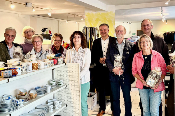 Bürgermeister Thomas Grosche (Mitte) mit Wolfgang Müller und Beate Holzky (links) und den ehrenamtlichen Helfern des Warenlagers