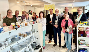 Bürgermeister Thomas Grosche (Mitte) mit Wolfgang Müller und Beate Holzky (links) und den ehrenamtlichen Helfern des Warenlagers