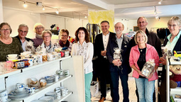 Bürgermeister Thomas Grosche (Mitte) mit Wolfgang Müller und Beate Holzky (links) und den ehrenamtlichen Helfern des Warenlagers
