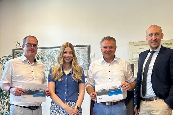 Von links: Wirtschaftsförderer Michael Aufmhof, Franziska Petri (IHK), Bürgermeister Thomas Grosche, IHK-Hauptgeschäftsführer Jörg Nolte