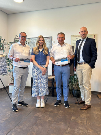 Von links: Wirtschaftsförderer Michael Aufmhof, Franziska Petri (IHK), Bürgermeister Thomas Grosche, IHK-Hauptgeschäftsführer Jörg Nolte