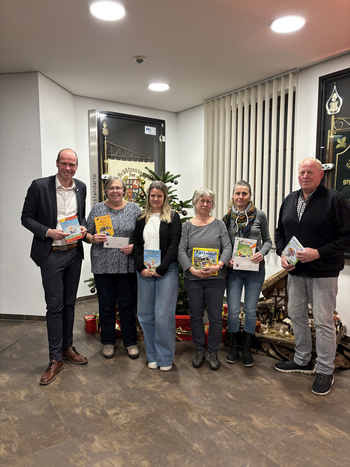 Auf dem Bild v. l. n. r.: Bürgermeister Frank Linnekugel, Beate Holzky, Christine Koch, Monika Schmiedeler, Katja Rosanke, Willi Dessel