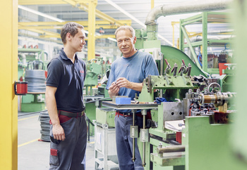Zwei Mitarbeiter am Industrie-Arbeitsplatz