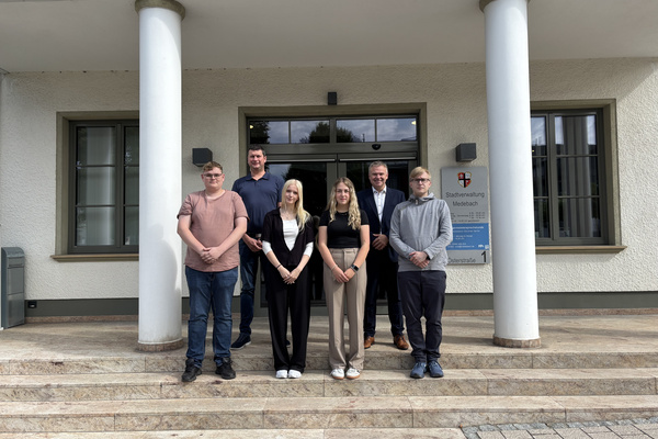 v.l.: Louis Müller, Sebastian Vogel (Personalratsvorsitzender), Sina Rogacki, Leonie Kuhnhenn, Thomas Grosche (Bürgermeister), Erik Humberg 
