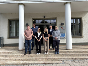v.l.: Louis Müller, Sebastian Vogel (Personalratsvorsitzender), Sina Rogacki, Leonie Kuhnhenn, Thomas Grosche (Bürgermeister), Erik Humberg 