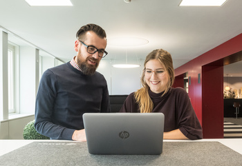 Mitarbeiterbesprechung am Laptop