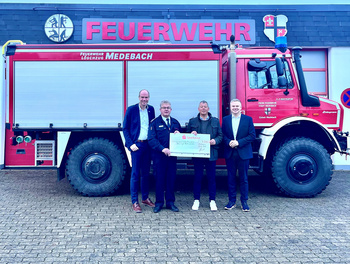 Martin Gebracht (2.v.l.) überreicht als Leiter des BeratungsCenters Medebach den symbolischen Spendenscheck für Medebachs Feuerwehr. Darüber freuen sich Bürgermeister Frank Linnekugel, Stadtbrandinspektor Herbert Kordes und Landrat Thomas Grosche (v.l.).
