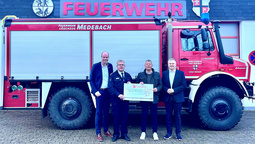 Martin Gebracht (2.v.l.) überreicht als Leiter des BeratungsCenters Medebach den symbolischen Spendenscheck für Medebachs Feuerwehr. Darüber freuen sich Bürgermeister Frank Linnekugel, Stadtbrandinspektor Herbert Kordes und Landrat Thomas Grosche (v.l.).