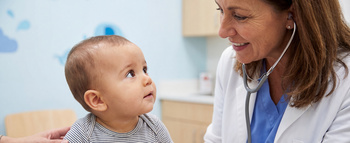 Kinderärztin untersucht ein Kind