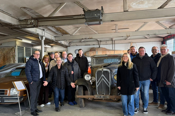Unter der Leitung von Michael Aufmhof (links im Bild) besuchten die ExpertInnen der FNF-Regionalkonferenz Hochsauerlandkreis das mit Mitteln der LEADER-Förderung unterstützte Technikmuseum in Medebach. Bildrechte: Christoph Hammerschmidt