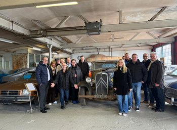 Unter der Leitung von Michael Aufmhof (links im Bild) besuchten die ExpertInnen der FNF-Regionalkonferenz Hochsauerlandkreis das mit Mitteln der LEADER-Förderung unterstützte Technikmuseum in Medebach. Bildrechte: Christoph Hammerschmidt