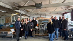 Unter der Leitung von Michael Aufmhof (links im Bild) besuchten die ExpertInnen der FNF-Regionalkonferenz Hochsauerlandkreis das mit Mitteln der LEADER-Förderung unterstützte Technikmuseum in Medebach. Bildrechte: Christoph Hammerschmidt