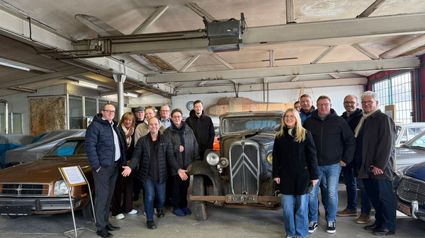 Unter der Leitung von Michael Aufmhof (links im Bild) besuchten die ExpertInnen der FNF-Regionalkonferenz Hochsauerlandkreis das mit Mitteln der LEADER-Förderung unterstützte Technikmuseum in Medebach. Bildrechte: Christoph Hammerschmidt