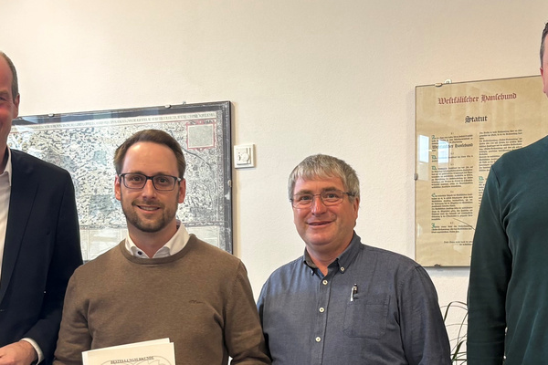 Auf dem Bild v. l. n. r.: Bürgermeister Frank Linnekugel, Michael Gamm, Dieter Harbeke und Personalratsvorsitzender Sebastian Vogel.