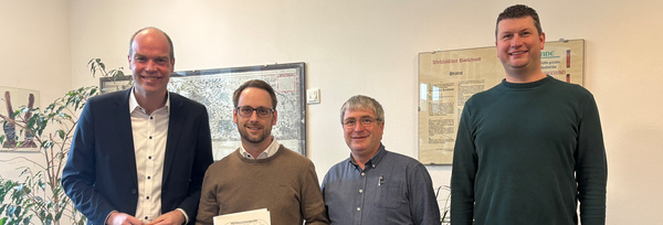 Auf dem Bild v. l. n. r.: Bürgermeister Frank Linnekugel, Michael Gamm, Dieter Harbeke und Personalratsvorsitzender Sebastian Vogel.