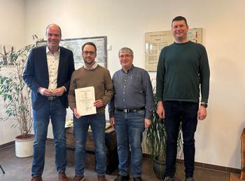 Auf dem Bild v. l. n. r.: Bürgermeister Frank Linnekugel, Michael Gamm, Dieter Harbeke und Personalratsvorsitzender Sebastian Vogel.