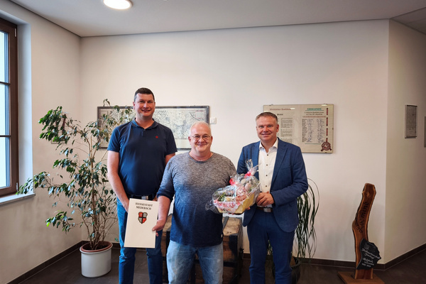 v.l. Sebastian Vogel (Personalratsvorsitzender), Michael Hoppe, Bürgermeister Thomas Grosche