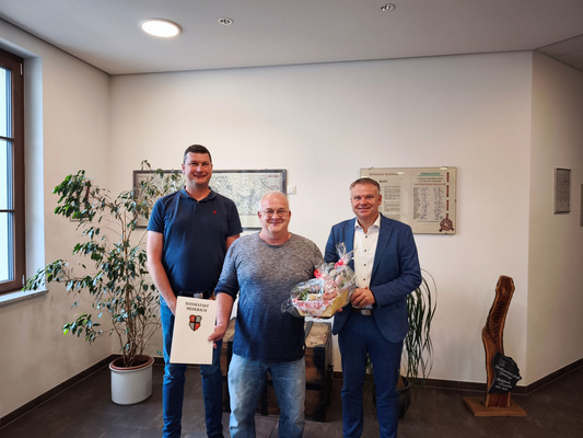 v.l. Sebastian Vogel (Personalratsvorsitzender), Michael Hoppe, Bürgermeister Thomas Grosche