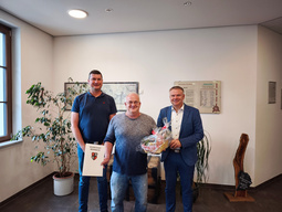 v.l. Sebastian Vogel (Personalratsvorsitzender), Michael Hoppe, Bürgermeister Thomas Grosche