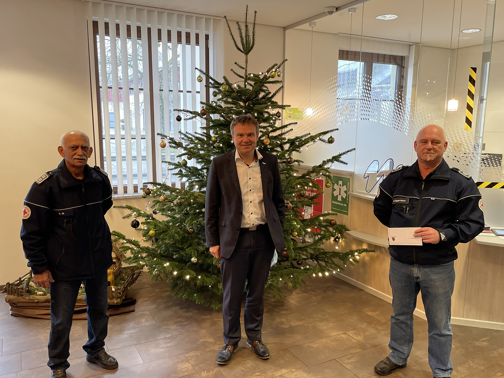 Spenden statt versenden 2020 - v.l. Sajid Ali, Bürgermeister Thomas Grosche, Michael Niggemann