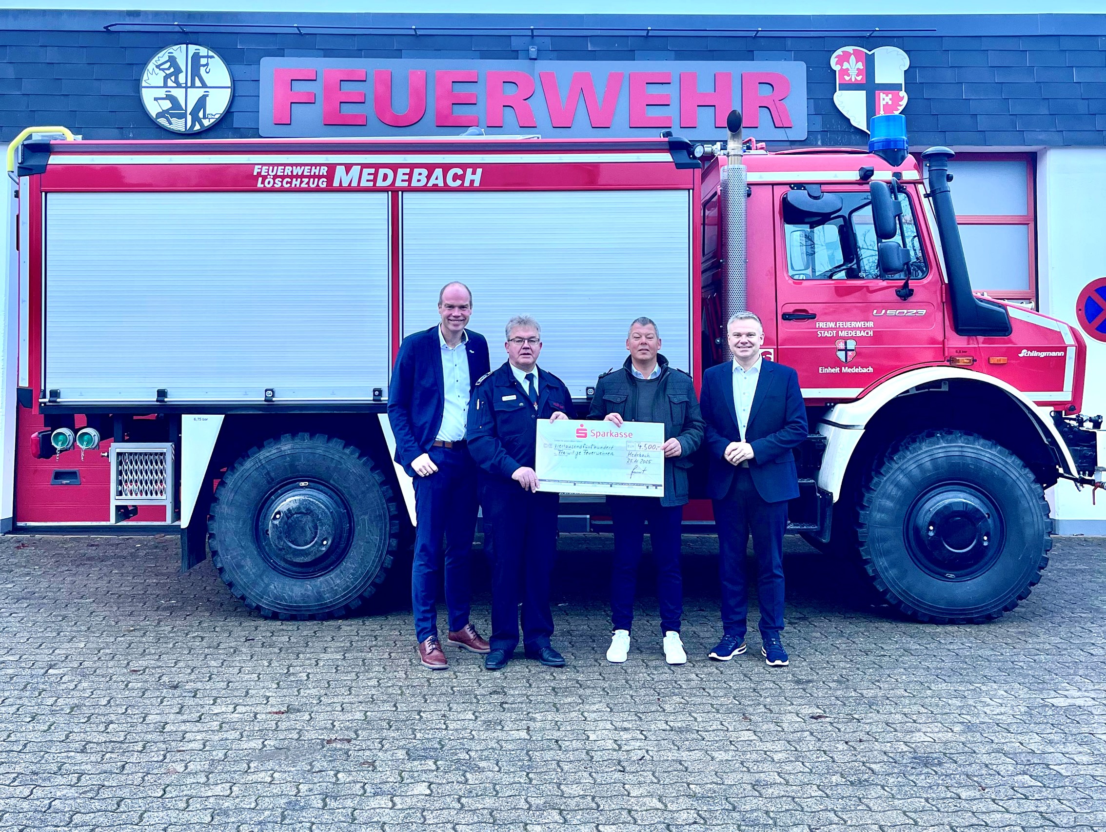 Martin Gebracht (2.v.l.) überreicht als Leiter des BeratungsCenters Medebach den symbolischen Spendenscheck für Medebachs Feuerwehr. Darüber freuen sich Bürgermeister Frank Linnekugel, Stadtbrandinspektor Herbert Kordes und Landrat Thomas Grosche (v.l.).