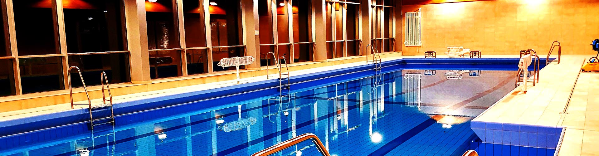 Hallenbad Medebach beleuchtet